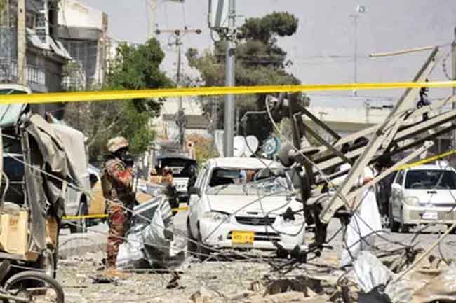 පාකිස්ථානයේ  පැරා මිලිටරි හමුදා මූලස්ථානයකට මරාගෙන මැරෙන බෝම්බ ප්‍රහාරයක් ! 3ක් මරුට