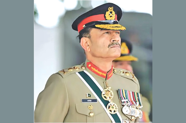 පාකිස්තාන යුද හමුදාපතිගේ බලතල ඉහළ දමන්න ව්‍යවස්ථා සංශෝධනයක් !