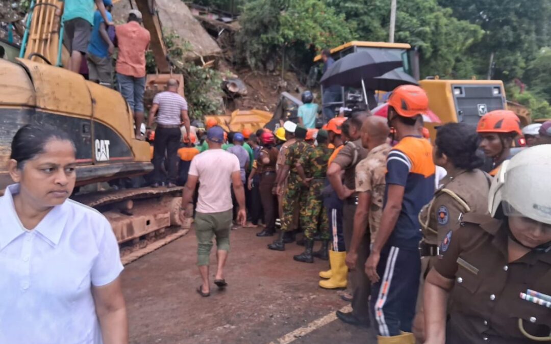 කන්ඳක් නාය යෑමෙන් කඩුගන්නාව, ගනේතැන්නේ කුඩා හෝටලයක් යට වෙයි ! 6ක් මිය යයි – 4කට බරපතළ තුවාල