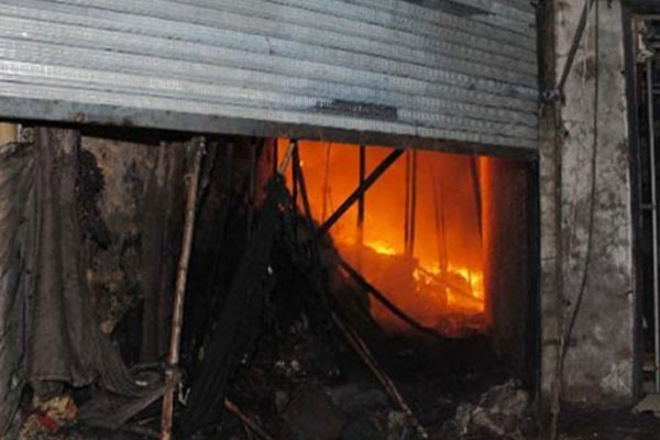 වව්නියාවේ ගෘහ භාණ්ඩ ප්‍රදර්ශනාගාරයක් ගින්නකින් විනාශයි