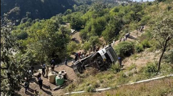 ඉන්දියාවේ මගී බස්රථයක් ප්‍රපාතයකට පෙරළෙයි                            5ක් මරුට – ගලවා ගැනීම් ක්‍රියාත්මකයි