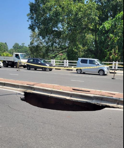 යක්කල පාලම ගිලා බසී