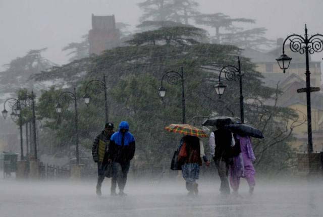 ප්‍රදේශ රැසකට ගිගුරුම් සහිත වැසි සමඟ මිදුම