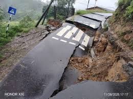 තලවකැලේ  හරහා කොත්මලේ මාර්ග නායයයි                        සහන කණ්ඩායම්වලට යෑමටත් නොහැකි තත්ත්වයක්!