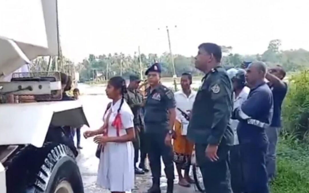 ජලයෙන් යටවූ ප්‍රදේශවල උසස් පෙළ සිසුහු හමුදා සහයෙන්  විභාග මධ්‍යස්ථාන වෙත රැගෙන යති