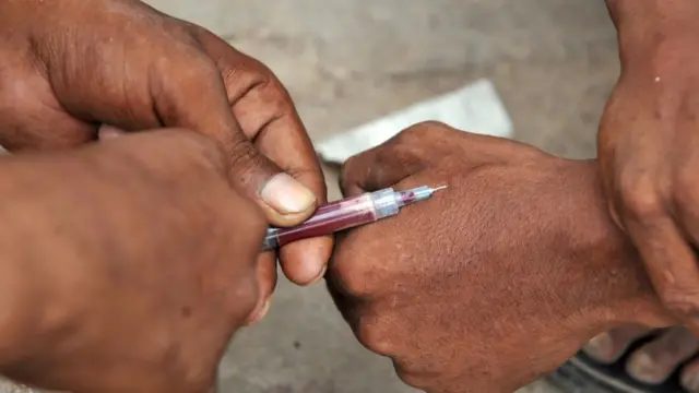 මත්ද්‍ර­ව්‍ය­ය බවට සැක ද්‍රව්‍ය­යක් එන්නත් කර­ගෙන!                            තරුණයන් තිදෙනාගෙන් එක් අ­යෙක් මරුට                                    –  මර­ණ­යට විවෘත තීන්දු­වක් – ශරීර කොටස් රස පරී­ක්ෂ­කට