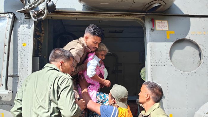 ඉන්දීය ගුවන් හමුදාවේ Mi-17 හෙලිකොප්ටර් යානා මඟින්      විපතට පත් 143ක්  බේරා ගනී