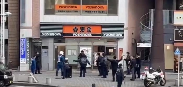 ටෝකියෝ නුවර ෂිනගාවා දුම්රිය පොළ ළඟදී                                    බෙල්ල කපා ගන්න හැදු ශ්‍රී ලංකිකයා අත්අඩංගුවට