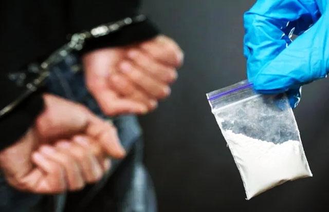 කර­න්දෙ­ණියේ නිවෙ­ස­කින් රු.කෝටි 9කට වැඩි අයිස් අල්ලයි                – සැක­කරු වැඩ තහ­න­මට ලක් වූ පොලිස් නිල­ධා­රි­යෙක්