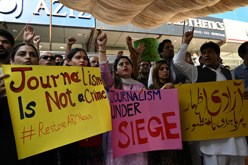 The lives of journalists and social                     activists are at risk !                                            Pakistani women begin street battles for rights