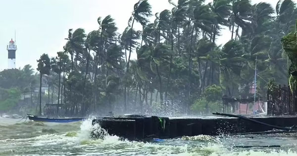 —– ‘දිට්වා’ සුළි කුණා­ටුව තමි­ල්නා­ඩුවට කඩා පනී —–!                            අව­පී­ඩන තත්ත්ව­ය තරමක් දුර්වලයි