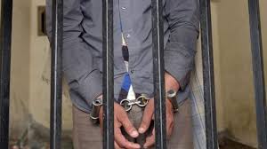 මනුෂ්‍ය ඝාතනයකට මාන බැලු අයෙක් ගිනි අවි සමඟ අත්අඩංගුවට