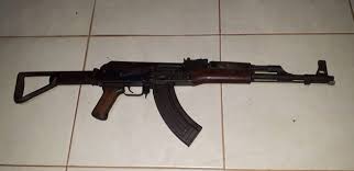 අපරාධකරුවකුගේ සමීපතමයකු ටී 56ක් සමඟ අත්අඩංගුවට