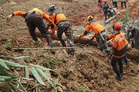 සුමාත්‍රා දූපතේ පළාත් 3ක  මරණ සංඛ්‍යාව 908 පනී!                           අතුරුදන් වූ ගණන 410කට වැඩියි !                                           ගංව­තුර –  නාය­යෑම්වලට වගකිව යුතු බල­ධා­රීන් සහ  සමා­ගම්     12ක් ගැන පරීක්ෂණ