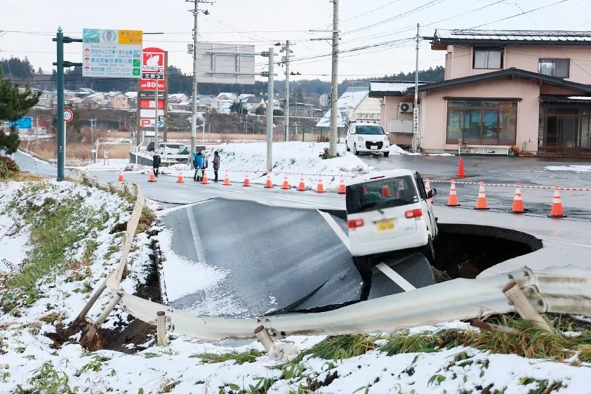 ජපා­න­යට ‘මෙගා’ භූ ක­ම්පන අව­දා­න­මක් !                               90,000ක් නිවෙස්වලින් ඉවත් කරති                                                       – කාලගුණ විද්‍යා ඒජ­න්සිය අන­තුරු අඟ­වයි   ­