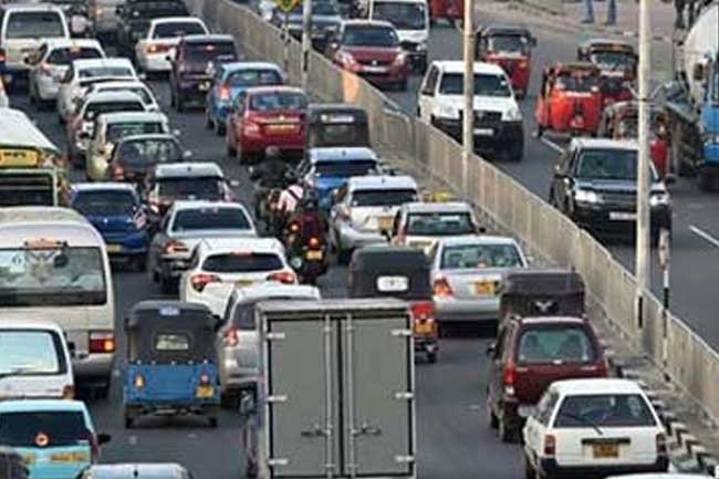 යතුරුපැදි ඇතුළු රථ වාහන ලක්ෂ දෙකහමාරකට                                  නම්බර් ප්ලේට් නැහැ!                                                                     කැමැති  නම්බර් ප්ලේට් ගහගෙන දුවනවා