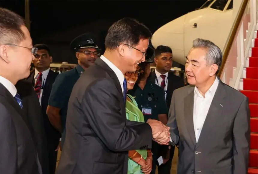 දකුණු අප්‍රිකාවේ නිල සංචාරය අවසන් කර යන ගමන්                           චීන විදේශ  ඇමැති වැන්ග් පැය කිපයක් ලංකාවේ නවතී    