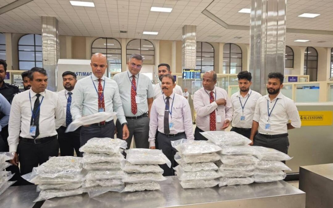 රුපියල් කෝටි 50ක් වටිනා කුෂ් මත්ද්‍රව්‍ය තොගයක්                              ඉන්දීය ජාතිකයන් 3ක් සමඟ                                                      කටුනායක ගුවන් තොටේ දී අත්අඩංගුවට