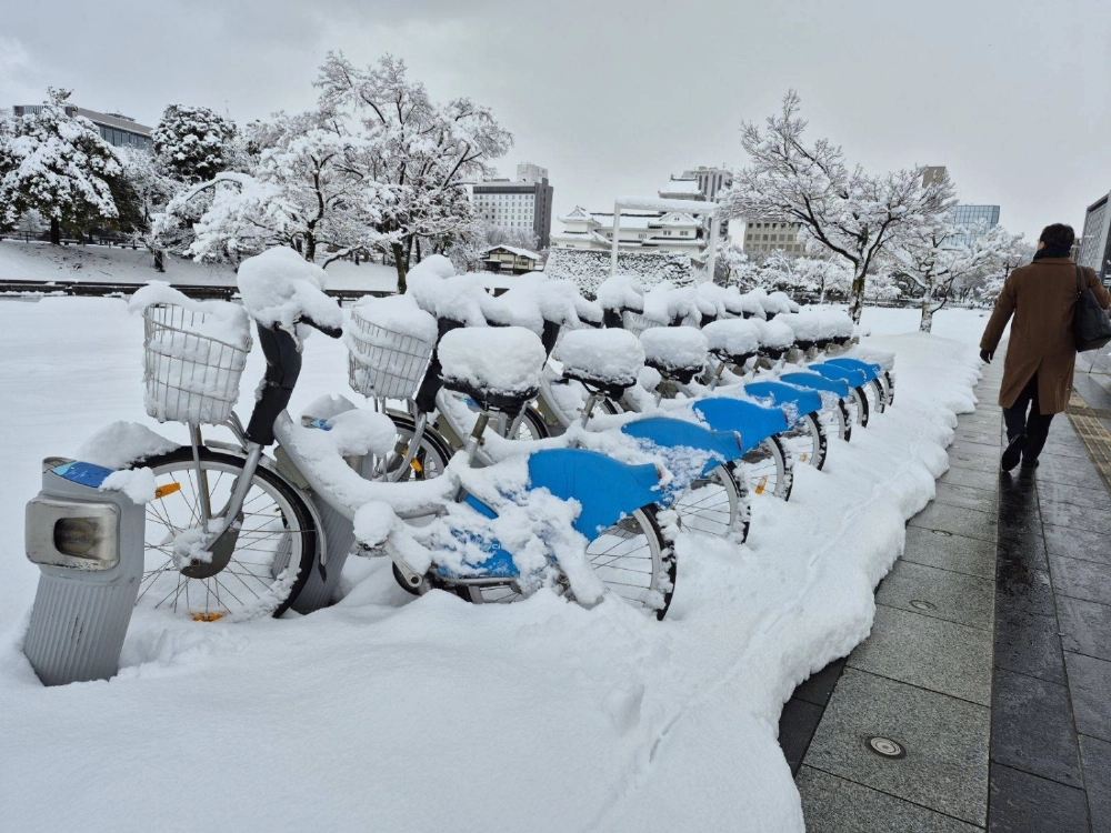 Heavy snowfall hits Japan’s coastline,                         disrupting traffic