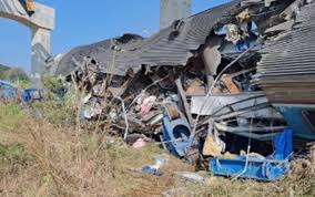 තායිලන්තයේ මගී දුම්රියක් මතට                                            දොඹකරයක් කඩා වැටී 32ක් එක තැනම මරුට  