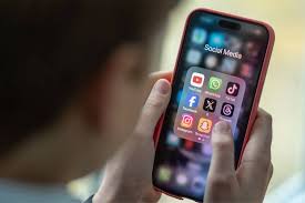 බාලවයස්කරුවන්ට සමාජ මාධ්‍ය ප්‍රවේශයන්                                          සීමා කිරීමට ආණ්ඩුවේ අවදානය!