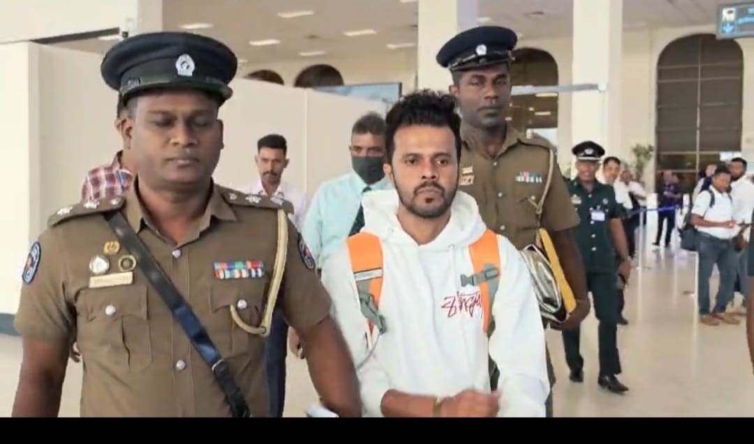  බුම්බායි නුවර සැඟව සිටි “පොඩි ලැසී ”                                       රැකවරණ මැද ලංකාවට රැගෙන එයි