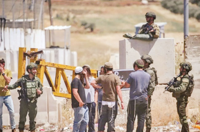 බට­හිර ඉවුරේ ඊශ්‍රා­යල ජාති­ක­යෝ                                                    මුස්ලිම් දේව­ස්ථා­න­යක් ගිනි තබා විනාශ කරති