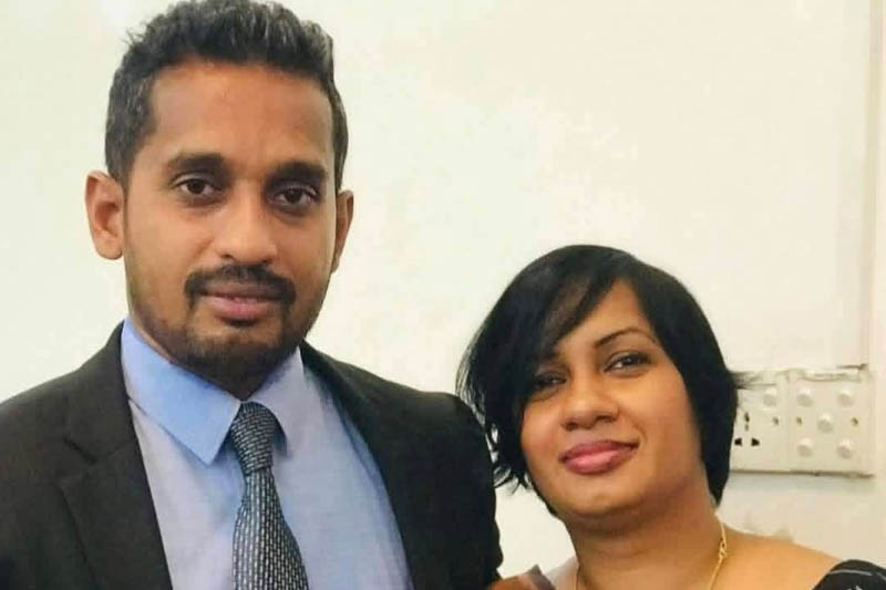 නීතිඥ යුවල අකුරේගොඩ දී ඝාතනය කිරීම ගැන සොයන්න                                 පොලිස් කණ්ඩායම් 10ක් වැඩට බැහැලා !