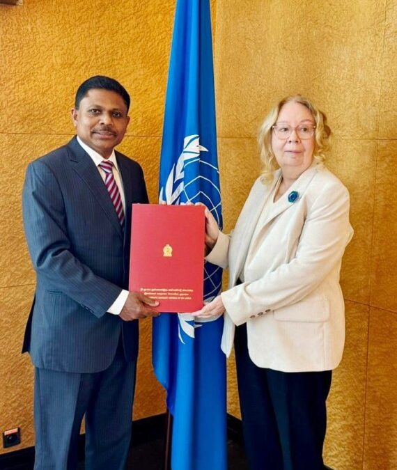 ජිනීවා එක්සත් ජාතීන්ගේ කාර්යාලයේ                                                    ශ්‍රී ලංකා නව නිත්‍ය නියෝජිත තානාපති ලෙස                                     සුමිත් දසනායක අක්තපත්‍ර භාර දෙයි