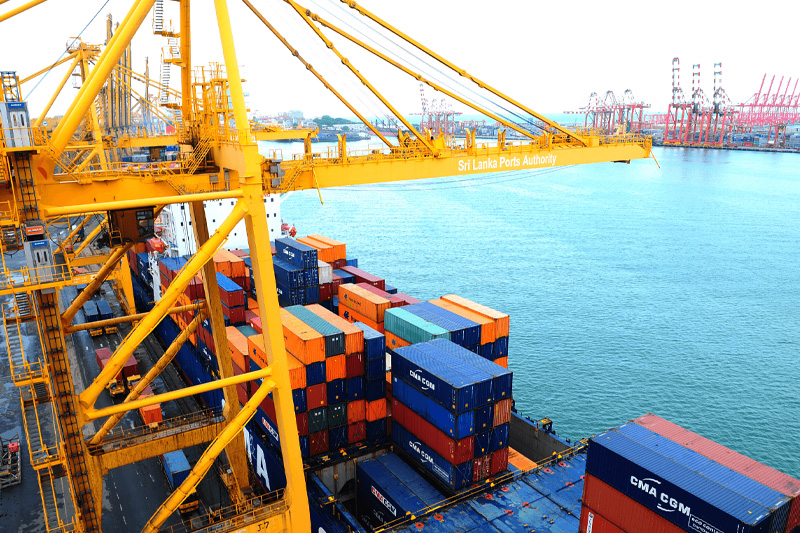 බහාලුම් ගොඩගැසීම් ඉහළ යයි :                                                             වරාය අවහිරතා තවත් උග්‍ර අතට