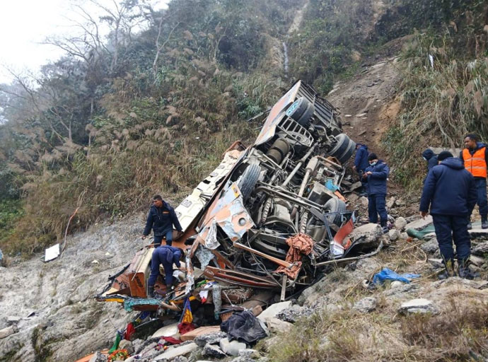 නේපා­ලයේ මගී බස් රථ­යක් ප්‍රපා­ත­යට පෙරළී 19ක් මරුට