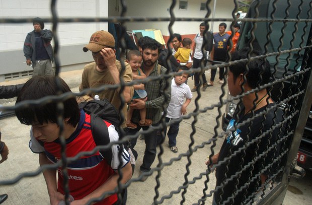 චීන­යෙන් පළා ගොස් ජිවත් වන                                                               උයි­ගර් ජාති­කයෝ තුර්කි­යේදී අත්අ­ඩං­ගු­වට