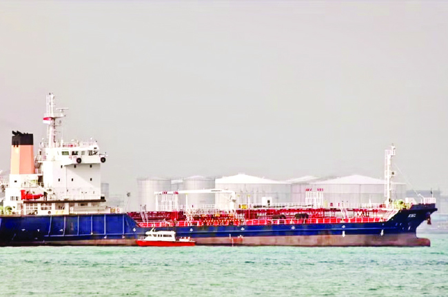 ඉන්දීය වෙර­ළා­ර­ක්ෂක බළ­කාය                                                          අරාබි මුහු­දේදී  තෙල් නෞකා 3ක් අත්අඩංගුවට ගනී