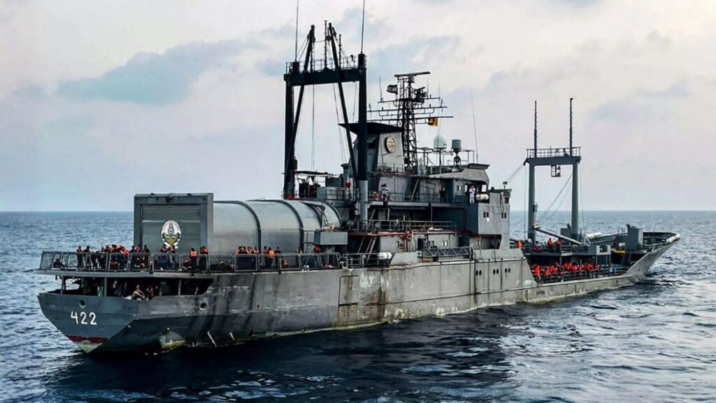 IRIS ලාවන් යුද නැව කොච්න් වරායේ නැංගුරම්ලායි