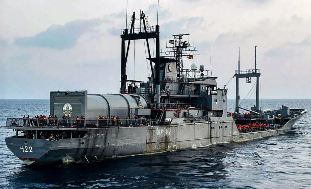 IRIS ලාවන් යුද නැව කොච්න් වරායේ නැංගුරම්ලායි