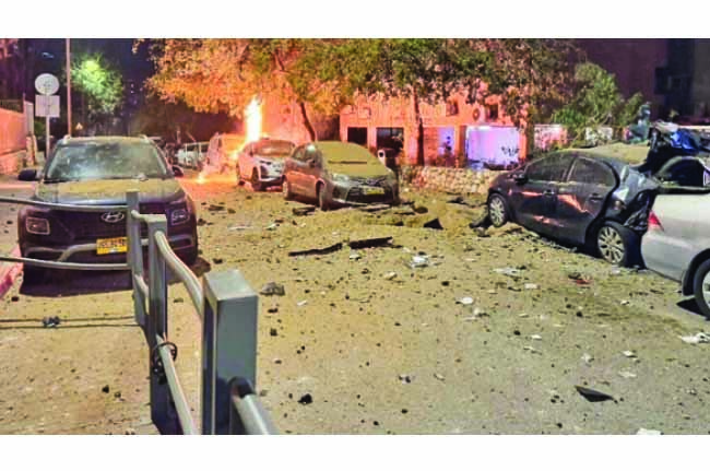 ආර­ක්ෂක ප්‍රධානීන් ඝාතනයට එරෙහිව ඉරානයෙන් පළිගැනීමක් !                                                   ඊශ්‍රා­ය­ලයේ ටෙල්අවීව් නග­ර­යට මිසයිල වැස්සක්                                              – ඊශ්‍රා­ය­ලයේ මරණ ගණන ඉහ­ළට – තුවා­ල­ක­රුවෝ 3,727ක්                 – දුම්රිය සේව­යත් නවතී