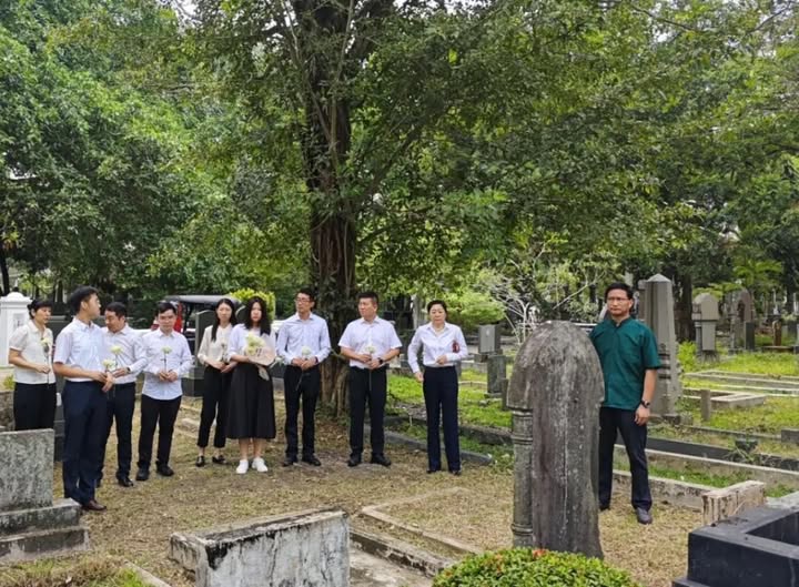 චෙන් යිමෙයි ( Chen Yimei) ගේ සොහොනට ශ්‍රී ලංකාවේ              චීන තානාපති  පුෂ්පෝපහාර දක්වයි