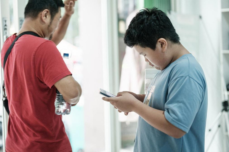 ඉන්දුනීසියාවේ ළමුන්ට සමාජ මාධ්‍ය තහනම් !