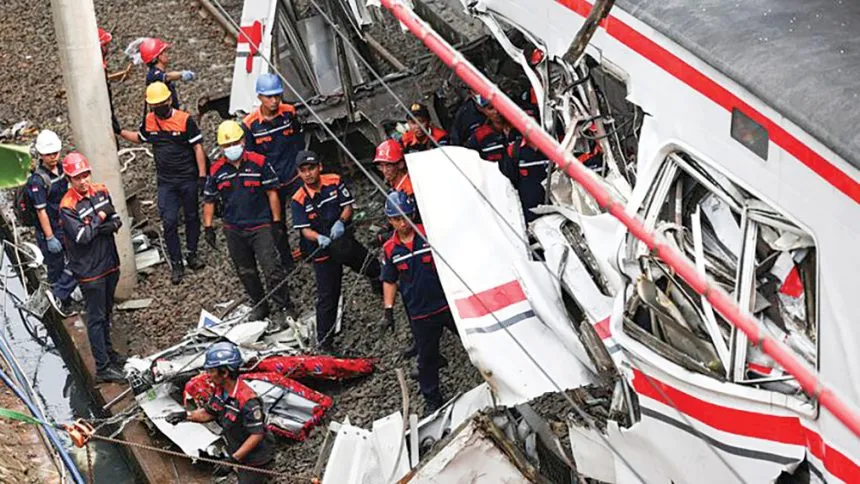 ඉන්දුනීසියාවේ දුම්රිය අනතුරින් මිය ගිය ගණන තවත් ඉහළට