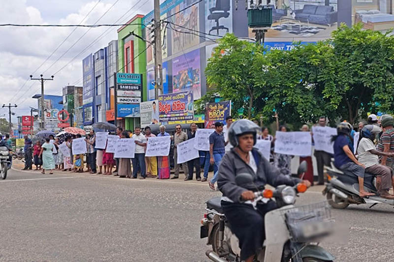කුණු ප්‍රශ්නය උඩු දුවයි :                                                                   නියෝජ්‍ය ඇමැතිට ගමෙන් විරෝධය