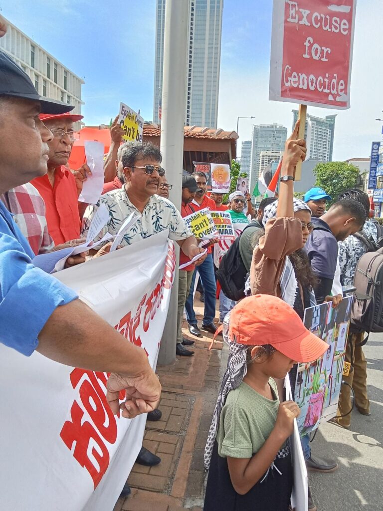 ඉරානය රැකගන්න ජනතාව විදි බසිති :                                             අමෙරිකා – ඊශ්‍රායල රෙජීමයට එරෙහිව                                    අමෙරිකානු  තානාපති කාර්යාලය ඉදිරිපිට විරෝධතා !