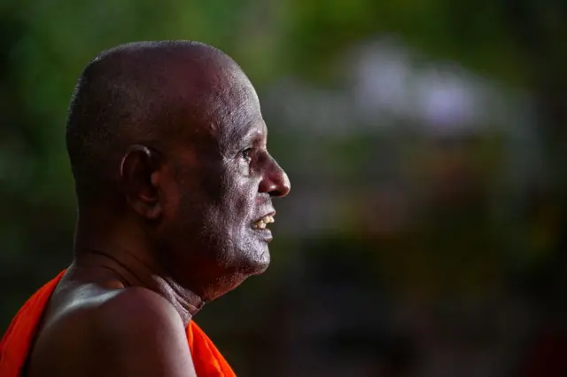 බාලවයස්කාර දැරියකට ලිංගික අතවර කළ බව කියන                        පල්ලේගම හේමරතන හිමි                                                                කොළඹ ජාතික රෝහලට මාරු කරයි