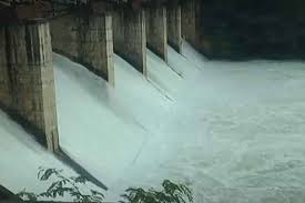 ප්‍රධාන ජලාශ 9ක් – මධ්‍ය පරිමාණ ජලාශ 5ක් වාන් දමයි !                                     – ජලාශ අවට පදිංචි ජනතාවට අවධානයෙන් ඉන්නැයි                        වාරිමාර්ග දෙපාර්තමේන්තුව කියයි