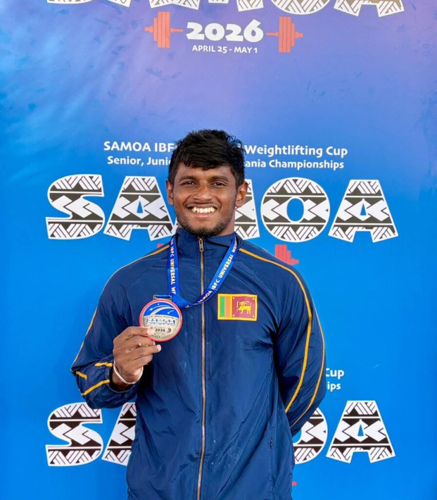 කොළඹ විශ්වවිද්‍යාලයේ පසිදු මාලවන ට                                             ජාත්‍යන්තර බර ඉසිලීමේ තරගයකදී රිදී පදක්කමක්