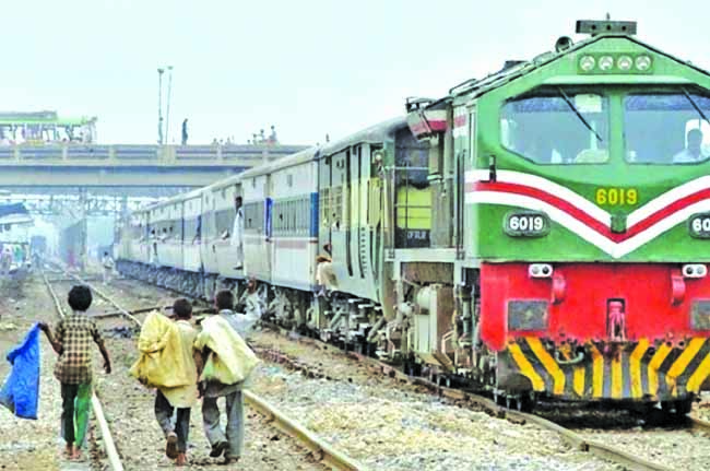 පාකි­ස්තාන දුම්රිය සේව­ක­යන්ට වසර 3­කින්                                          විශ්‍රාම වැටුප් නෑ – විදේශ මාධ්‍ය කියයි