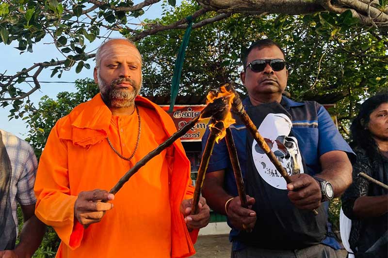 චෙම්මනියේ නොනිමෙන ප්‍රදීපය අසලින්                                          උරුමයේ ගිනිහුල ව්‍යාපාරය දියත් වෙයි