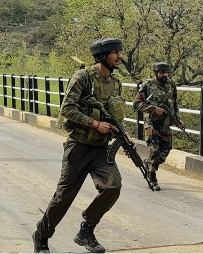 පාකිස්ථාන ත්‍රස්තයන්ගේ ද්විත්ව ප්‍රහාරයකින්                                        පොලිස් නිලධාරීන් 5ක් මරුට – 34කට තුවාල