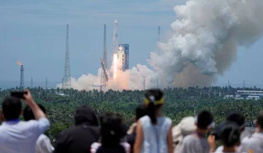 චීනය අභ්‍යවකාශ ඉතිහාසයේ නව පියවරක් :                                       නැවත භාවිත කළ හැකි රොකට්ටුවක් සාර්ථකව ගොඩබස්වයි