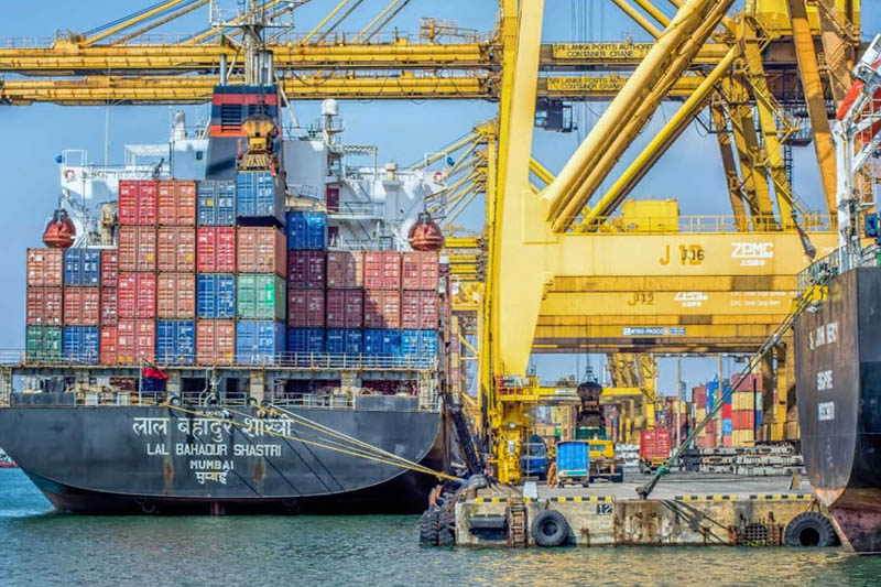 ඩොලර් බිලියන 20ක හීනයට බාහිර ආර්ථිකයෙන් ප්‍රහාරයක් : ආනයන බිල ඉහළ යාමෙන්                                                            අපනයන ඉලක්ක අනතුරේ!