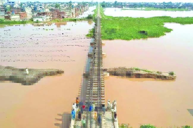 පාකි­ස්ථා­න­යට මහා  ගංවතුරක් !                                                           150ක් ජීවි­ත­ක්ෂ­යට – 350කට තුවාල